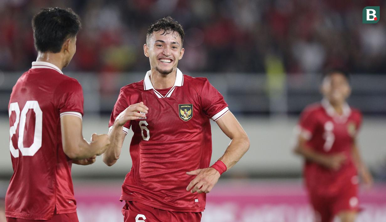 <p>Pemain Timnas Indonesia U-23, Ivar Jenner (tengah), melakukan selebrasi setelah mencetak gol ke gawang Timnas Turkmenistan U-23 dalam pertandingan grup K Kualifikasi Piala Asia U-23 2024 yang berlangsung di Stadion Manahan, Solo, Selasa (12/9/2023). (Bola.com/Arief Bagus)</p>