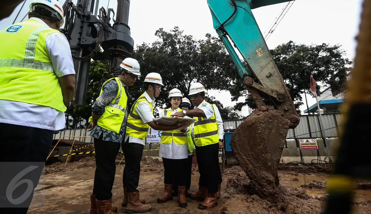 Menko PMK, Puan Maharani bersama Plt Gubernur DKI Sumarsono melihat rancangan proyek pembangunan sarana balap sepeda velodrome di Jakarta Timur, Rabu (1/2). Pembangunan velodrome itu disiapkan untuk perhelatan Asian Games 2018 (Liputan6.com/Faizal Fanani)