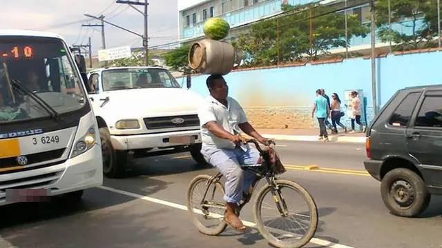 7 Potret Atraksi Nyeleneh Jaga Keseimbangan Ini Hati Deg-Degan