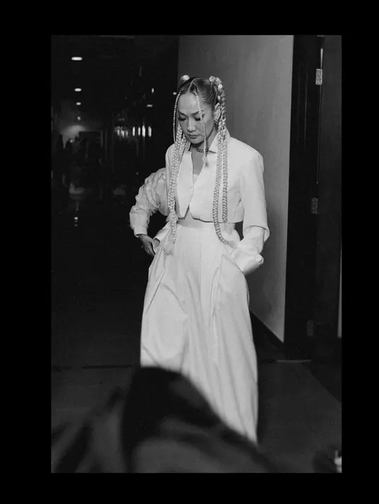 Bunga Citra Lestari mengenakan cropped blazer dengan high waist kulot berwarna putih [@itsmebcl]