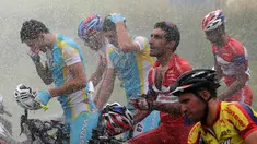 Para pebalap menikmati guyuran air dari petugas pemadam kebakaran sesaat setelah finis Etape 3 Tour de Singkarak 2015 di Dharmasraya, Sumatra Barat, Senin (5/10/2015). (Bola.com/Arief Bagus)