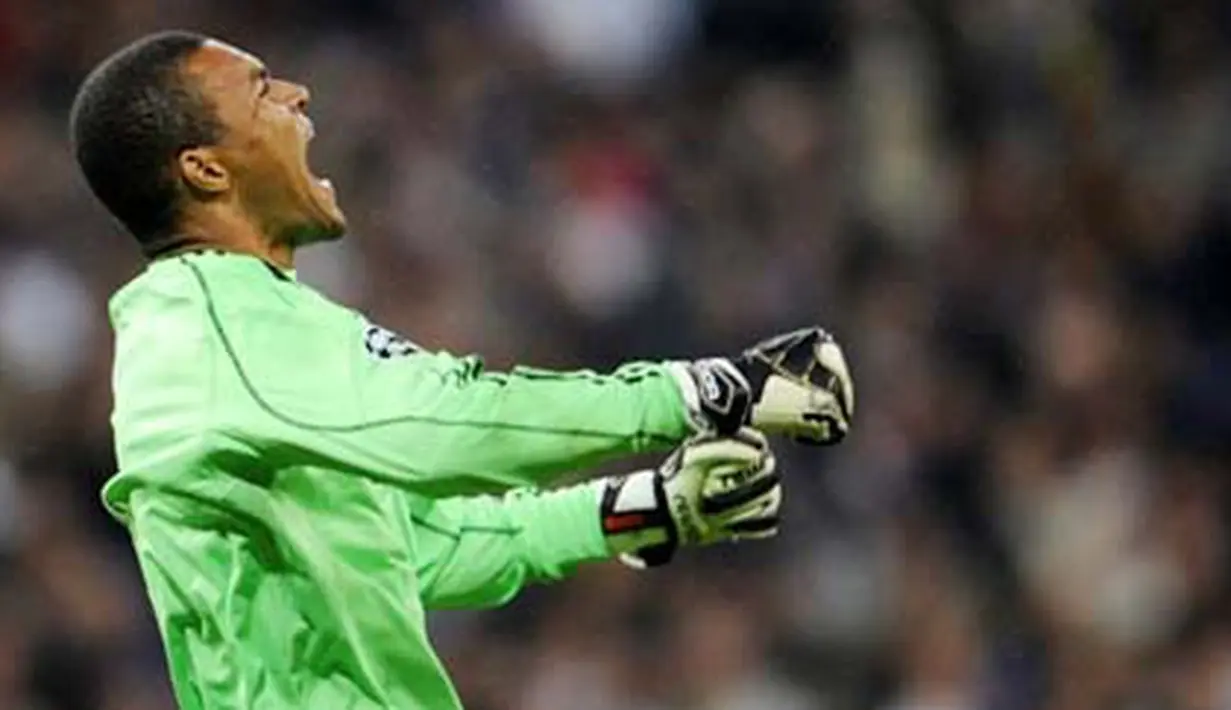 Teriakan kegembiraan kiper AC Milan, Nelson Dida selepas gol Pato ke gawang Real Madrid di ajang Liga Champions yang digelar di Santiago Bernabeu, 21 Oktober 2009. Milan unggul 3-2. AFP PHOTO / PIERRE-PHILIPPE MARCOU 