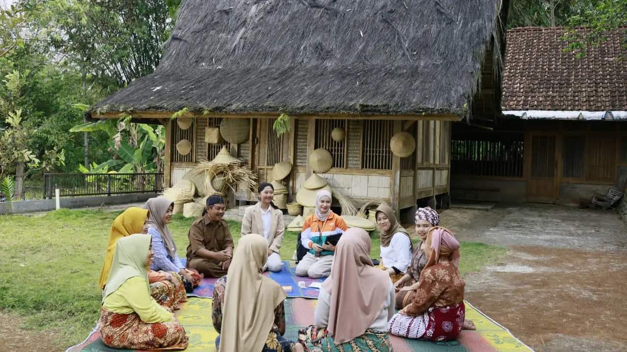 Pekerja dan nasabah PT Bank BTPN Syariah Tbk. Dok