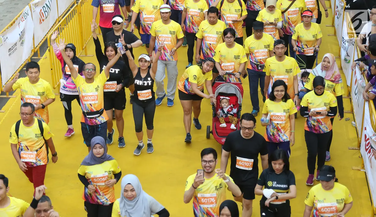 Peserta mengikuti acara BNI-UI Half Marathon 2019 di Kampus Universitas Indonesia, Depok, Jawa Barat, Minggu (7/7/2019). BNI UI Half Marathon 2019 yang diikuti 4800 peserta dengan kategori 5K, 10K, dan 21K (half marathon) diselenggarakan dalam rangka HUT ke-73 BNI. (Liputan6.com/Herman Zakharia)