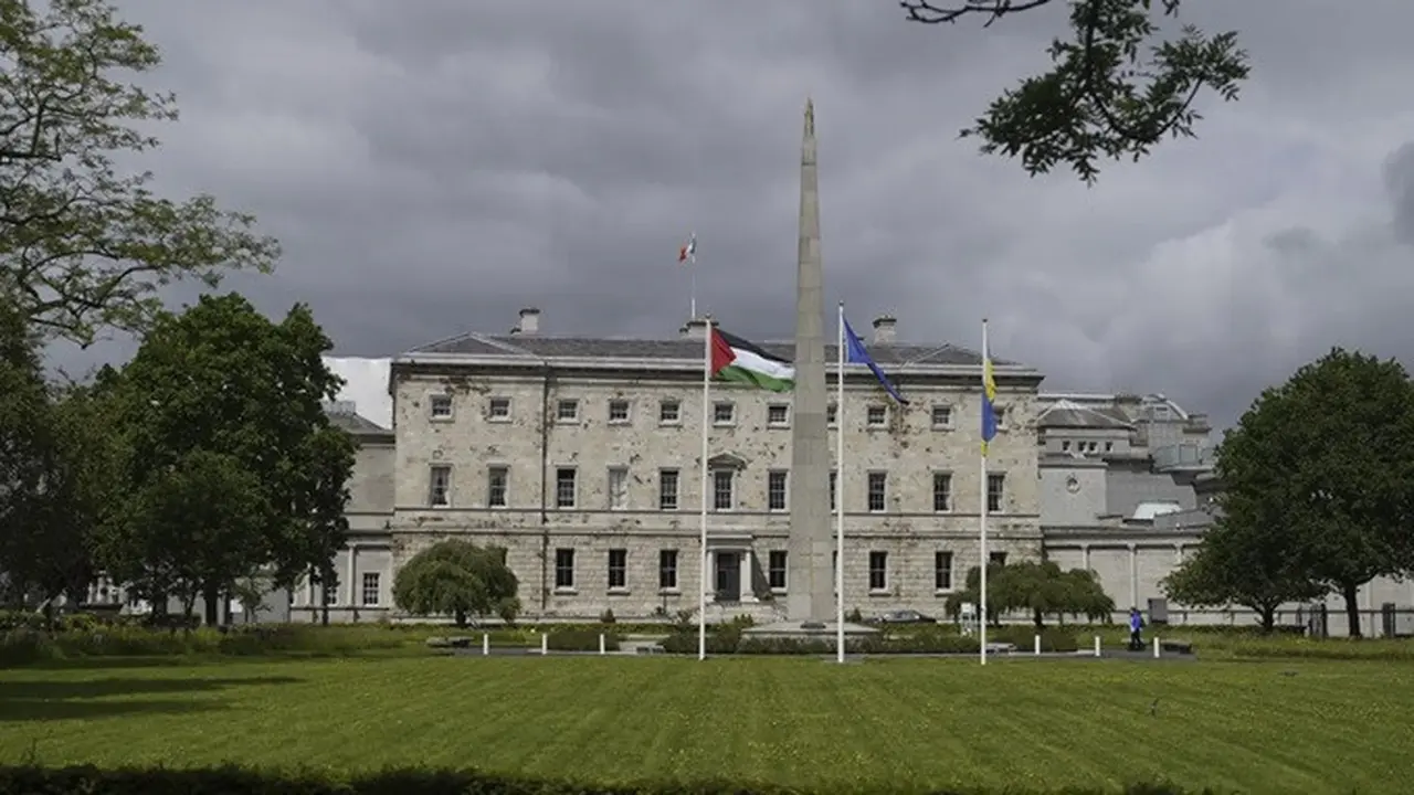 Bendera Palestina berkibar di luar Leinster House, Dublin, menyusul keputusan pemerintah Irlandia yang secara resmi mengakui Negara Palestina pada Selasa (28/5/2024).