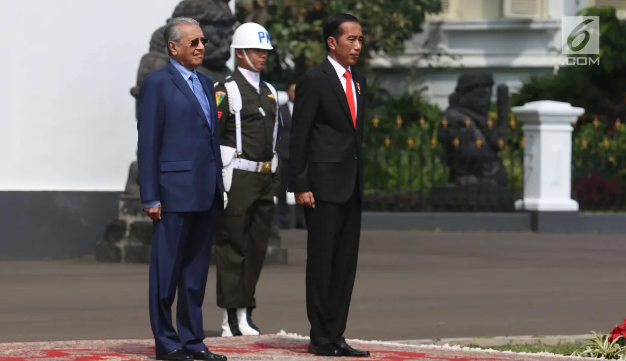Presiden Joko Widodo (Jokowi) menerima kunjungan kenegaraan PM Malaysia, Mahathir Mohamad di  Istana Bogor, Jawa Barat, Jumat (29/6). Indonesia menjadi negara pertama yang dikunjungi secara resmi oleh PM Mahathir usai dilantik. (Liputan6.com/Angga Yuniar)