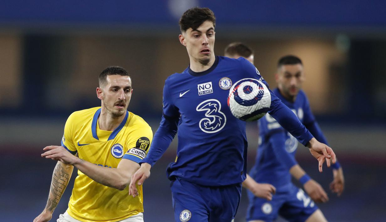 Gelandang Chelsea, Kai Havertz (kanan) mengontrol bola dibayangi bek Brighton and Hove Albion, Lewis Dunk dalam laga lanjutan Liga Inggris 2020/2021 pekan ke-32 di Stamford Bridge, London, Selasa (20/4/2021). Chelsea bermain imbang 0-0 dengan Brighton. (AP/Frank Augstein/Pool)