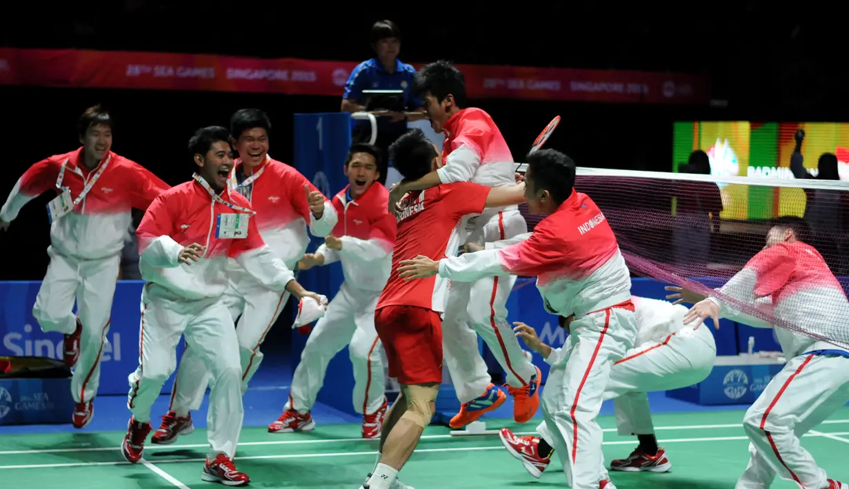 Tim Bulutangkis Indonesia berpelukan usai memastikan meraih medali emas di nomor beregu putra di Singapore Indoor Stadium, Singapura, Jumat (12/6/2015). Tim Bulutangkis Indonesia menang 3-2 atas Thailand. (Liputan6.com/Helmi Fithriansyah)