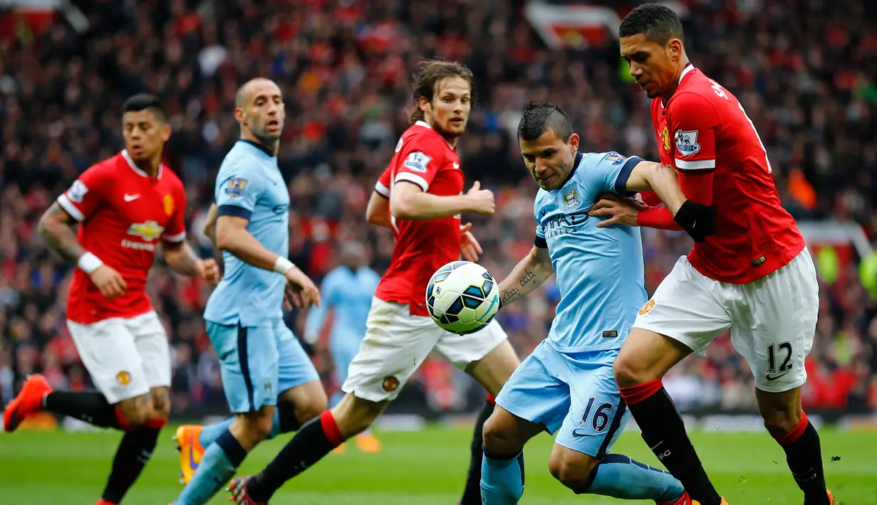 Duel panas terjadi di laga Liga Premier Inggris antara Manchester united dengan Manchester City di Old Trafford, Minggu (12/4/2015). Manchester United menang 4-2 atas Manchester City. (Reuters/Darren Staples)
