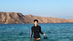 Karenina Sunny Halim sedang berada di Labuan Bajo, Flores, terlihat sangat menikmati liburannya selepas snorkling di perairannya dengan air yang jernih. (Liputan6.com/IG/karenina_sunny)