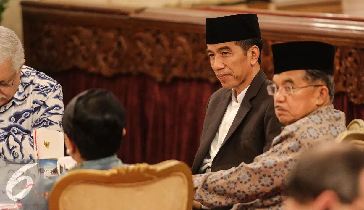 Presiden Jokowi dan Wapres Jusuf Kalla menggelar buka puasa bersama para dubes negara sahabat, Istana Negara, Jakarta, Senin (13/7/2015). Sejumlah menteri dan pejabat negara lainnya tampak hadir di acara tersebut. (Liputan6.com/Faizal Fanani)