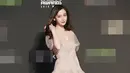 Angelababy menunjukkan pesona cantiknya sebagai model dan aktris saat mengenakan tulle gown dari Christion Dior. Dengan warna gaun dusty pink memberikan halus dan lembut pada tampilan Angelababy.