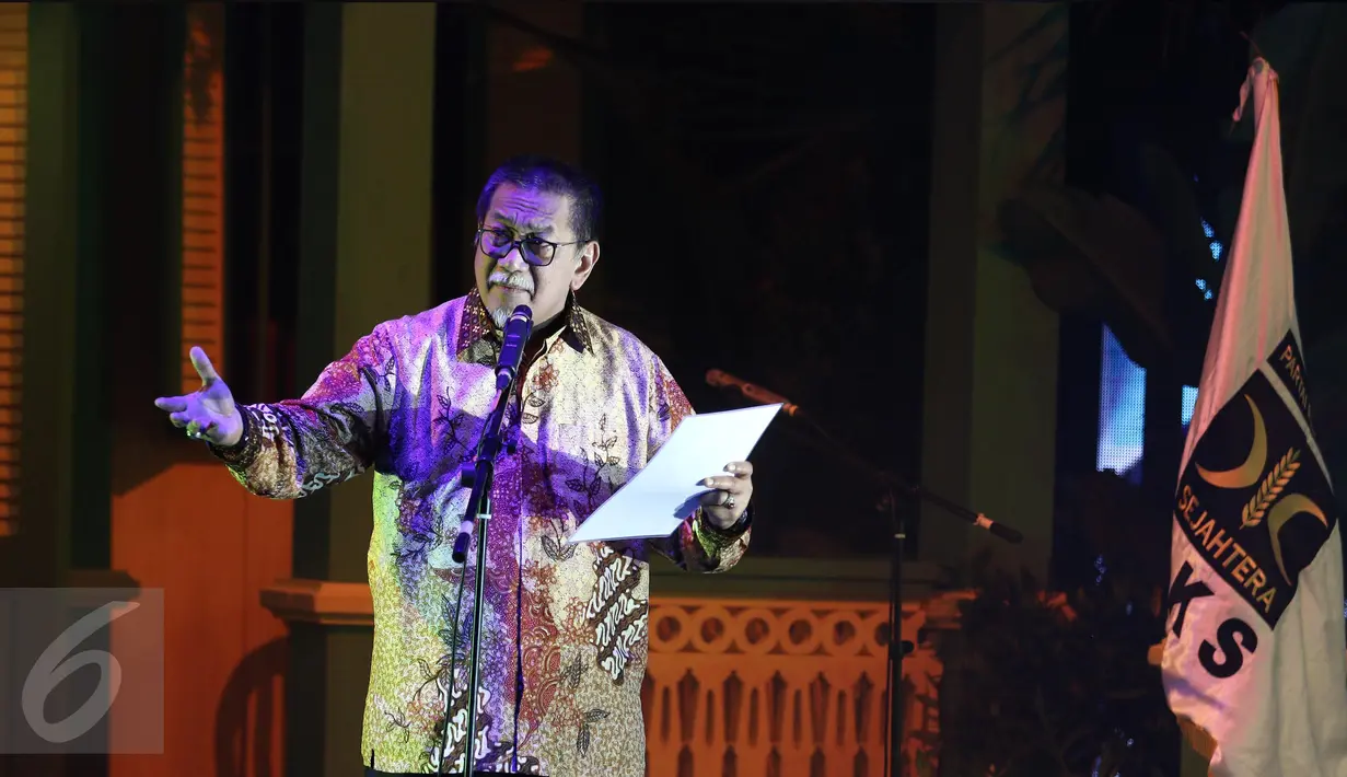 Wakil Gubernur Jawa Barat, Deddy Mizwar memeriahkan puncak perayaan Milad ke 19 PKS di Jakarta, Minggu (30/4). Deddy Mizwar membacakan dua buah puisi karya W S Rendra dan Khofifah Indar Parawansa. (Liputan6.com/Herman Zakharia)