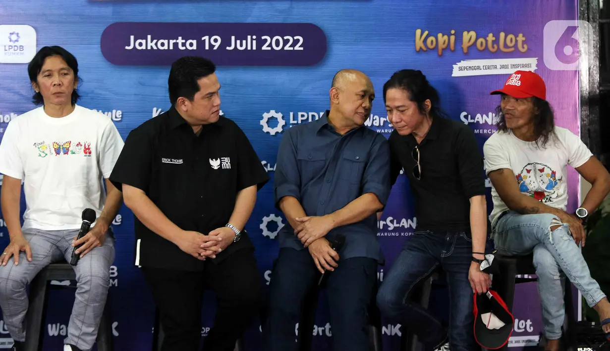 Menteri Koperasi dan UKM Teten Masduki (tengah) bersama Menteri BUMN Erick Thohir (kedua kiri) dan personel grup band Slank saat peluncuran Slankops di Basecamp Slank, Jakarta, Selasa (19/7/2022). Slank meluncurkan koperasi yang diberi nama Koperasi Konsumen Slank Jurus Tandur atau Slankops. (Liputan6.com/Herman Zakharia)