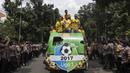 Pemain Bhayangkara FC merayakan gelar juara Liga 1 dengan konvoi dari Lapangan Bhayangkara menuju PTIK, Jakarta, Selasa (12/12/2017). Polri memberikan penghargaan kepada pemain dan official Bhayangkara FC. (Bola.com/Vitalis Yogi Trisna)