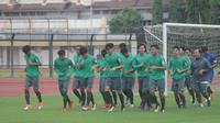 Timnas Indonesia U-19 menjalani latihan perdana dalam agenda pemusatan latihan di Stadion Universitas Negeri Yogyakarta (UNY), Sabtu (19/5/2018). (Bola.com/Ronald Seger)