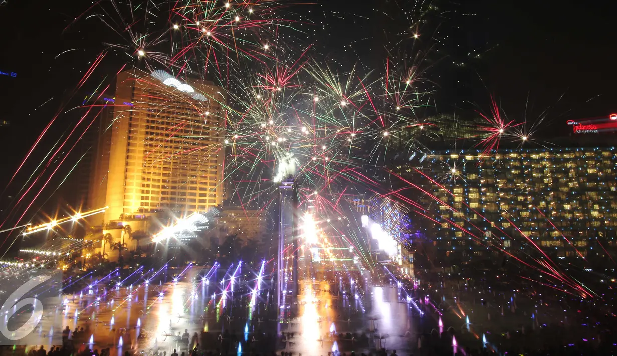 Kembang api menghiasi langit di kawasan Bundaran HI, Jakarta, Jumat (1/1/2016) malam. Kemeriahan kembang api tersebut merupakan bentuk perayaan pergantian tahun 2015 menuju 2016. (Liputan6.com/Angga Yuniar)