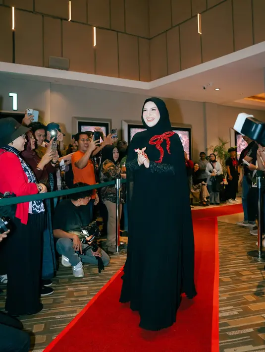 Di momen gala premiere, Irish Bella bergaya modest glamor berbalut serba hitam [@_irishbella_]