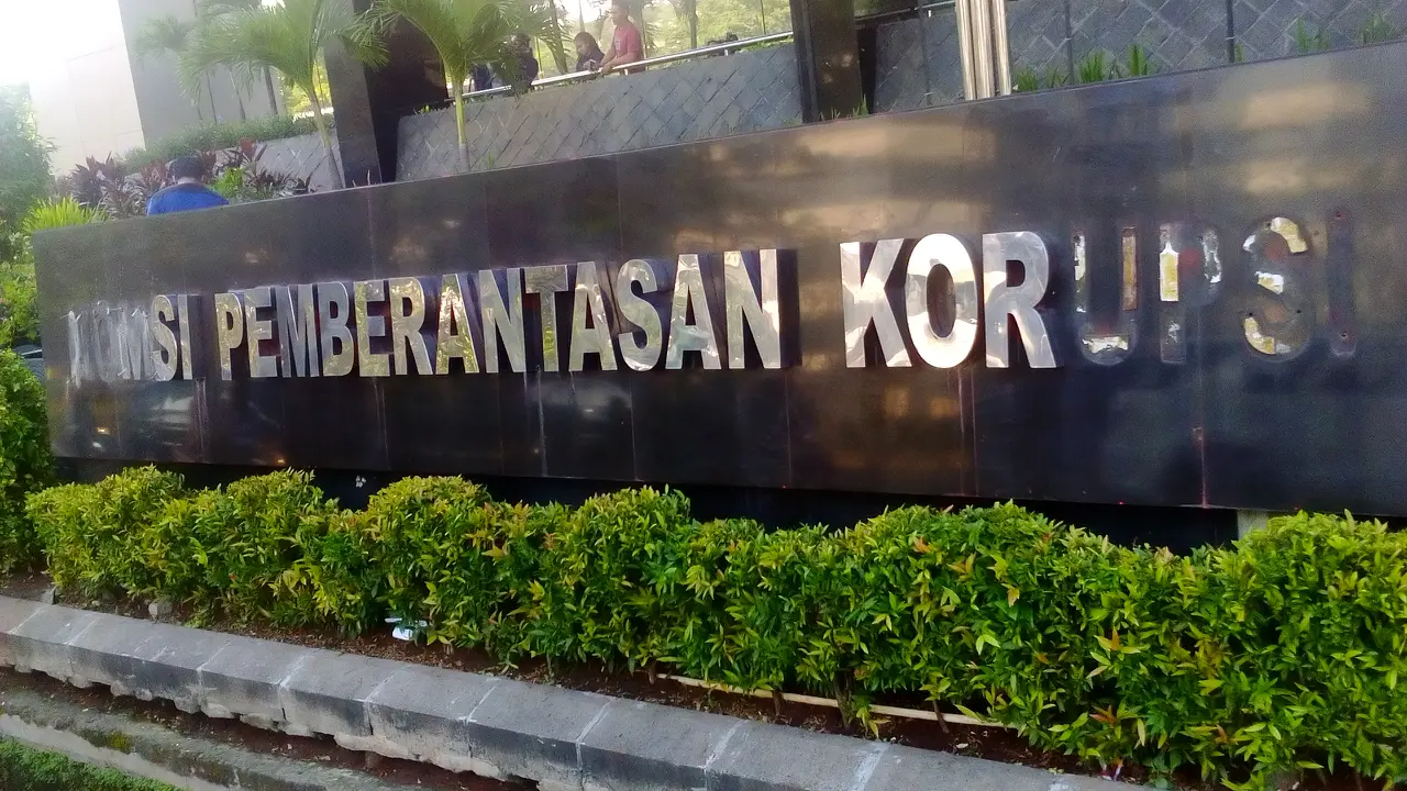 Sisa Demo HMI Kemarin, Huruf pada Logo KPK Copot