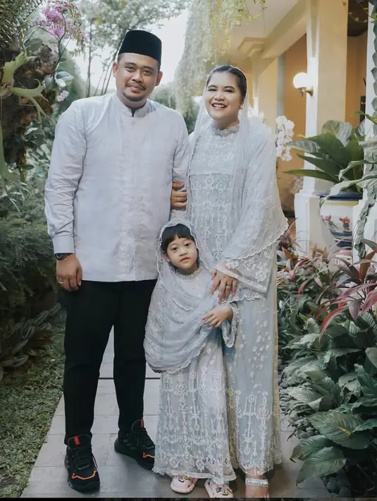 Abaya dengan detail bordir akan menyempurnakan gaya berkebaya yang memikat.  [Foto: Instagram/ Kahiyang Ayu]