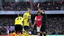 Gelandang Watford, Juraj Kucka diganjar kartu merah oleh wasit setelah melakukan tekel terhadap pemain Arsenal, Nuno Tavares pada pertandingan lanjutan Liga Inggris di Stadion Emirates, London, Minggu (17/11/2021). Arsenal menang tipis atas Watford 1-0. (John Walton/PA via AP)