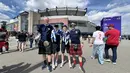 Suporter Skotlandia berpose di depan Gillette Stadium, Foxborough, Amerika Serikat, Jumat (19/6/2026), menjelang pertandingan melawan Maroko pada Piala Dunia 2026. Mereka mengenakan jersey Timnas Skotlandia, kilt tradisional, dan membawa bendera Saltire sebagai bentuk dukungan kepada tim berjuluk Tartan Army. (KLY Sports/Hery Kurniawan)