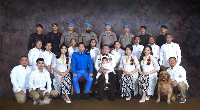 <p>Irjen Ferdy Sambo bersama sang istri&nbsp;Putri Candrawathi dan keluarga besarnya. Terlihat pula Brigadir J. (Facebook Roslin Emika)</p>