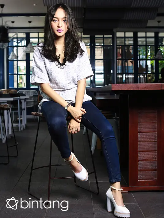 Meski bisa menjalani perannya berbarengan antara karier dan pendidikan, Indah lebih memfokuskan pada pendidikannya. (Lokasi: JW Cafe Jatiwaringin, Fotografer: Galih W Satria/Bintang.com)