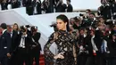 Kendall Jenner benar-benar menyita perhatian awak media dengan penampilannya kali ini. Tak khayal dirinya menjadi pusat topik pembicaraan netizen. (AFP/Bintang.com) 