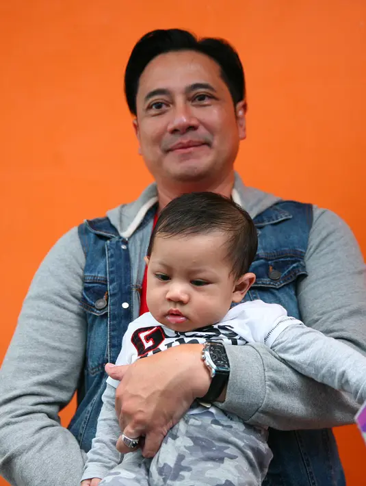"Ya, karena kita dua-duanya punya pekerjaan jadi sebisa mungkin kita atur aja, ikut ganti popok, ikut diemin kalau dia rewel malem, namanya masih pertumbuhan," tambah Ivan. (Nurwahyunan/Bintang.com)
