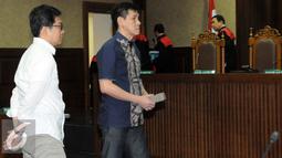 Mantan Presiden Direktur PT Agung Podomoro Land, Ariesman Widjaja (kanan) seusai divonis tiga tahun penjara dan denda Rp200 juta subsider tiga bulan kurungan penjara di Pengadilan Tipikor Jakarta, Kamis (1/9). (Liputan6.com/Helmi Afandi)