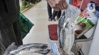 Warga membeli bahan pangan dari Program Pangan Bersubsidi di RPTRA Permata Intan, Bidara Cina, Jakarta Timur, Rabu (9/2/2022). Pemprov DKI kembali menggelar Program Pangan Bersubsidi yang terdiri atas beras, susu, daging, ikan, dan telur. (merdeka.com/Iqbal S Nugroho)