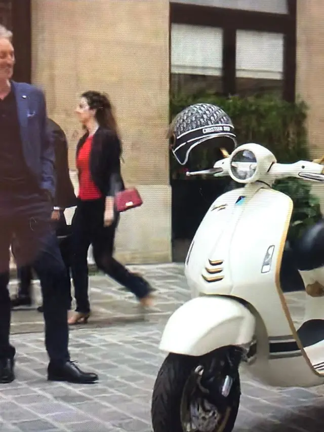 Adu Gaya Lily Collins Emily in Paris dan Nagita Slavina Naik Vespa Dior, Mana yang Paling Keren?