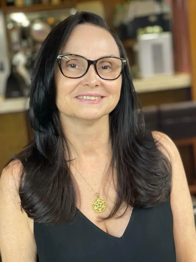 Model Rambut Ibu-Ibu Berkacamata