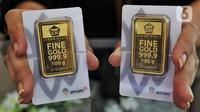 Pramuniaga memperlihatkan emas batangan yang dijual di Galeri 24 Pegadaian, Jakarta, Rabu (27/7/2022). Dalam sepekan, harga emas masih menguat 1,5 persen secara point to point. Dalam sebulan, harga emas sudah amblas 5,5 persen sementara dalam setahun merosot 4,3 persen. (Liputan6.com/Angga Yuniar)
