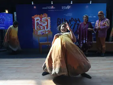 Sejumlah pemain Teater Koma menampilkan adegan pementasan Rumah Sakit Jiwa di Jakarta, Jumat (10/7/2026). Lakon yang pertama kali dipentaskan 35 tahun lalu itu kembali diproduksi dan akan dipentaskan pada 30 Juli hingga 2 Agustus 2026 di Graha Bhakti Budaya, Taman Ismail Marzuki. Pementasan tersebut mengangkat isu kemanusiaan, relasi kuasa, dan dinamika sosial yang tetap relevan dengan kehidupan masyarakat saat ini. (KLY/Budy Santoso)