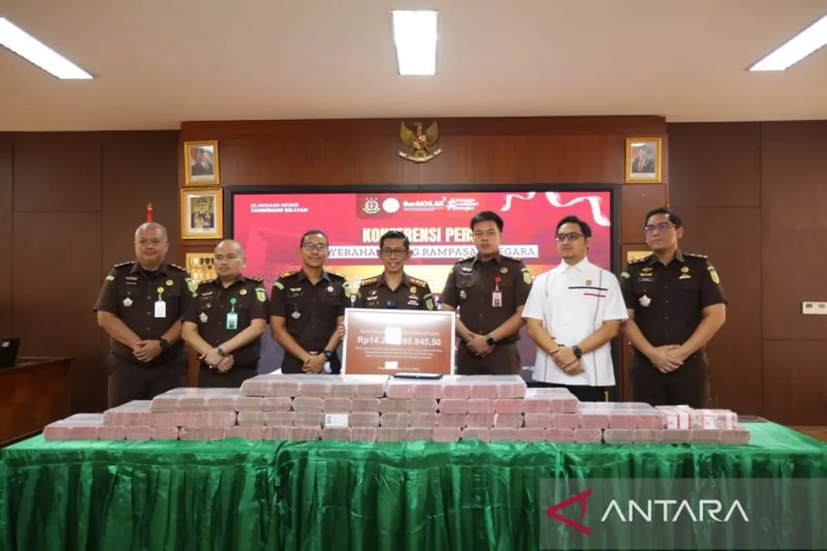 Kejari Tangsel setorkan uang rampasan pinjol senilai Rp 14,2 miliar ke kas negara.