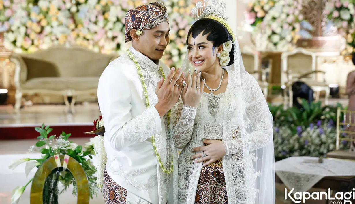 Setelah menikah, pasangan ini belum memikirkan bulan madu. Pasalnya, keduanya sama-sama memiliki anak yang masih sekolah. "Bulan madu belum ada, karena kan saya juga punya anak, nunggu anak libur sekolah," ucap Shinta saat ditemui usai akad nikah, Minggu (12/3/2023). [Foto: KapanLagi.com/Bayu Herdianto]