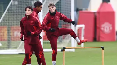 Pemain Manchester United Facundo Pellistri (Kiri), Raphael Varane (tengah) dan Alejandro Garnacho (kanan) mengambil bagian dalam sesi latihan tim menjelang lanjutan Liga Champion Grup A, di Carrington Training Complex di Manchester, Senin (11/12/2023). (Darren Staples / AFP)