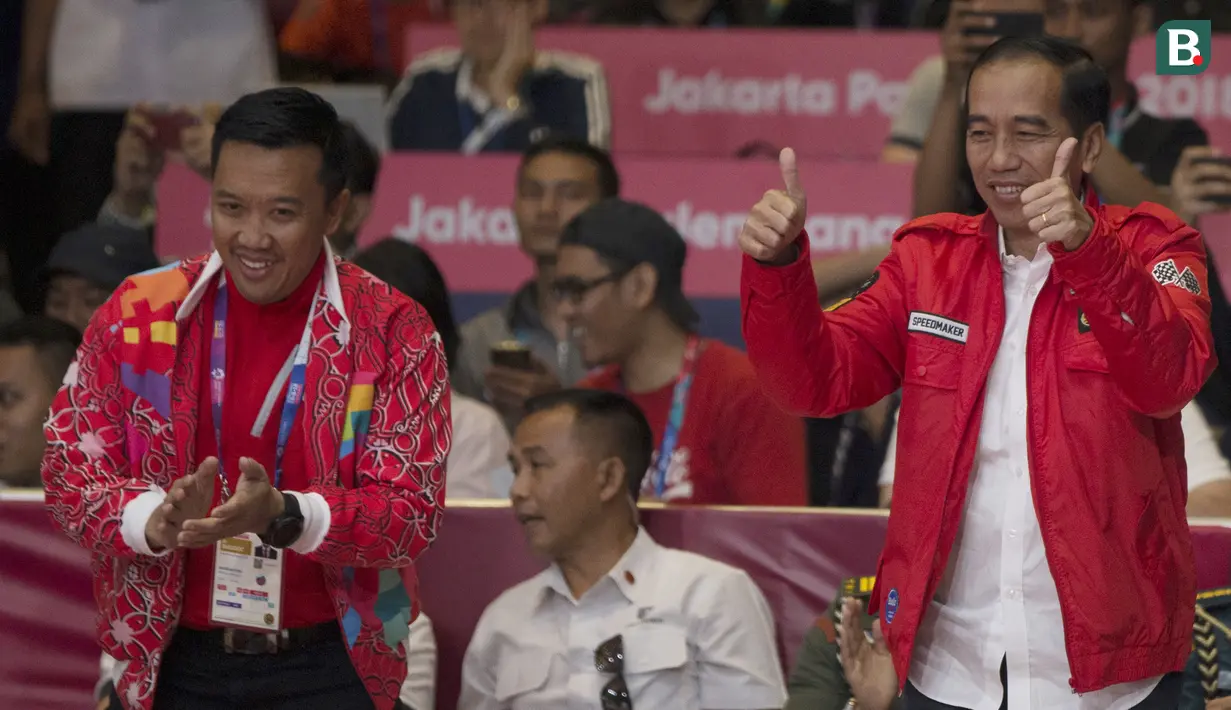 Presiden Indonesia, Joko Widodo, memberi dukungan kepada atlet wushu Indonesia, Lindswell Kwok, saat beraksi pada Asian Games di JIExpo, Jakarta, Senin, (20/8/2018). (Bola.com/Vitalis Yogi Trisna)