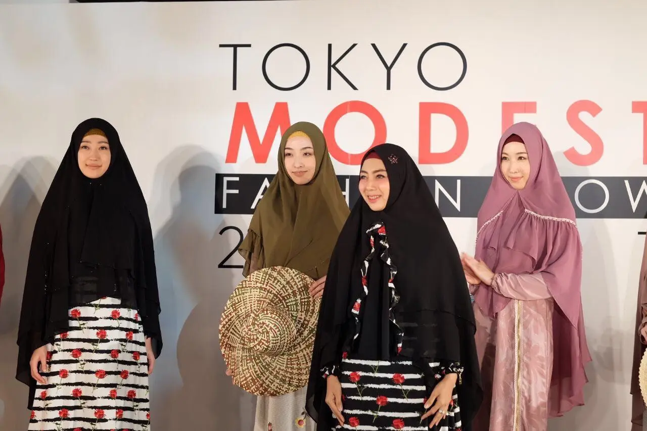 Busana hijab ini dipamerkan dalam fashion show, di Tokyo, Jepang.