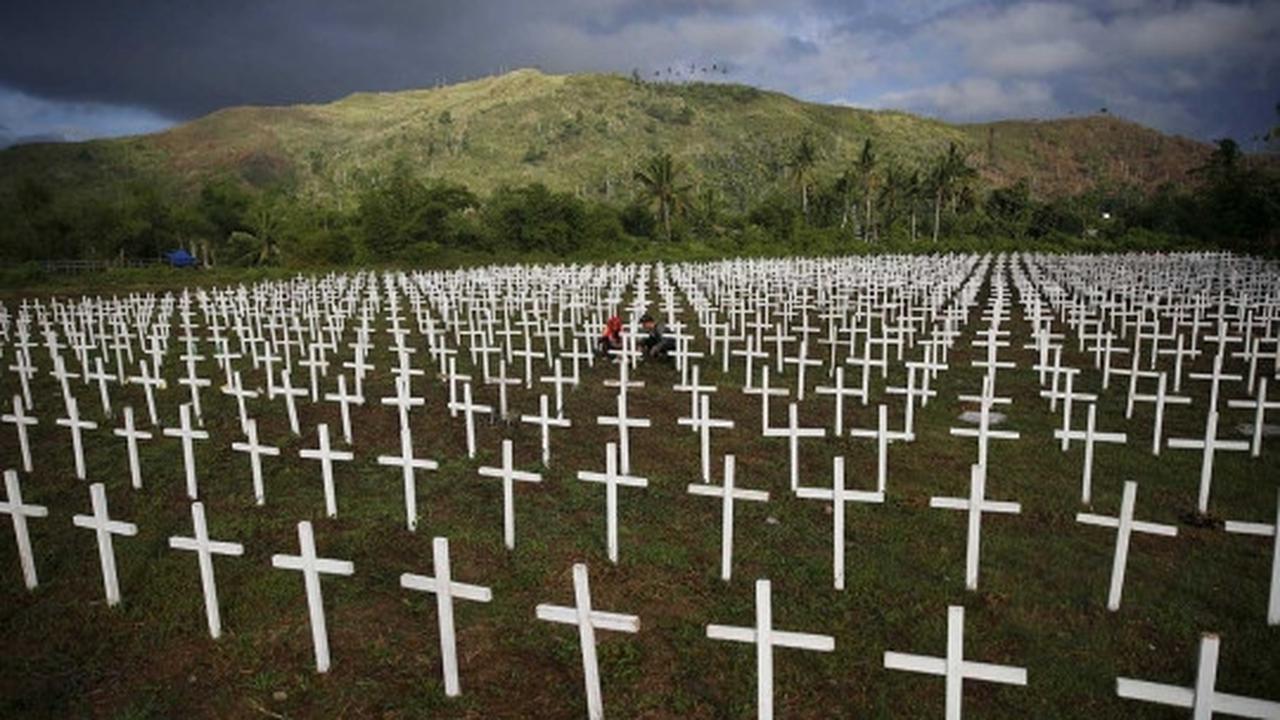 Jelang dua tahun Topan Haiyan, warga Filipina ziarah kuburan massal