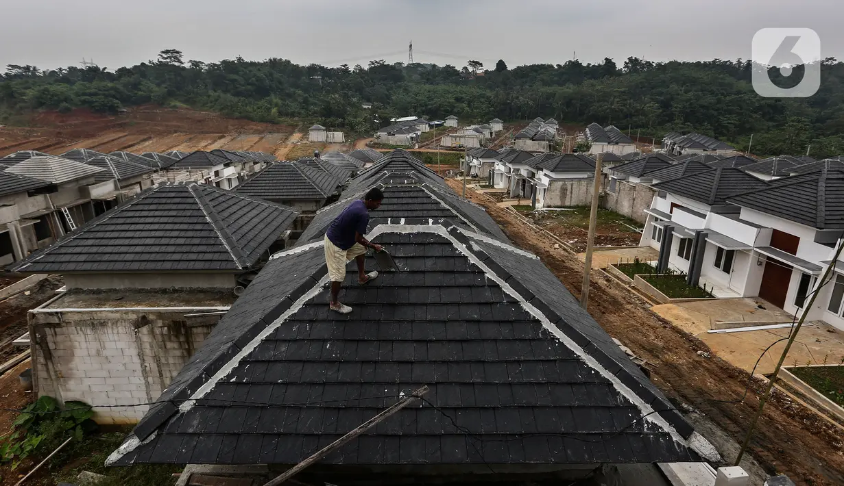 Pekerja menyelesaikan pembangunan rumah bersubsidi di Ciseeng, Bogor, Rabu (16/2/2021). Sepanjang 2021 ini Bank BTN terus memfokuskan pengembangan pembiayaan rumah masyarakat terutama perumahan bersubsidi yang diyakini dapat mengakselerasi Pemulihan Ekonomi Nasional (PEN). (Liputan6.com/Johan Tallo)