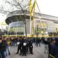 Suporter Borussia Dortmund meninggalkan Signal Iduna Park setelah laga melawan AS Monaco ditunda, Rabu (12/4/2017). Pendukung Dortmund menawarkan akomodasi bagi fans Monaco yang terlantar. (AP Photo/Bernd Thissen)