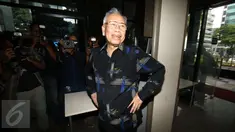 Anggota Anggota Majelis Kehormatan MK Bagir Manan tersenyum setibanya di Gedung KPK, Jakarta, Kamis (2/2). Lima anggota Majelis Kehormatan MK lainnya datang untuk penggalian bukti terkait pelanggaran kode etik Patrialis Akbar. (Liputan6.com/Helmi Afandi)