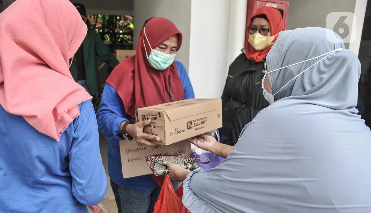 Warga membeli bahan pangan dari Program Pangan Bersubsidi di RPTRA Permata Intan, Bidara Cina, Jakarta Timur, Rabu (9/2/2022). Program Pangan Bersubsidi inisebagai upaya meningkatkan aksesibilitas masyarakat terhadap kebutuhan pangan di masa pandemi. (merdeka.com/Iqbal S Nugroho)