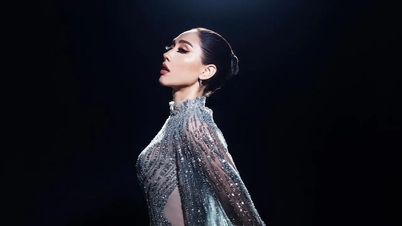 Pesona Dewi Air dari Laksmi DeNeefe dalam Gaun Malam Waterfall di Ajang Miss Universe 2022