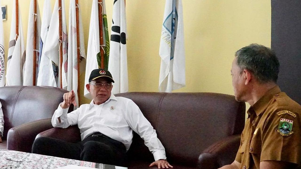 "Proses seleksi sudah berjalan seperti yang telah diatur. Hanya memang di sini jumlah yang berminat sangat berlebih. Ini mohon disadari oleh para orang tua. Di sini juga saya lihat ada sekolah lain yang meskipun swasta juga tidak kalah baik," kata Muhadji
