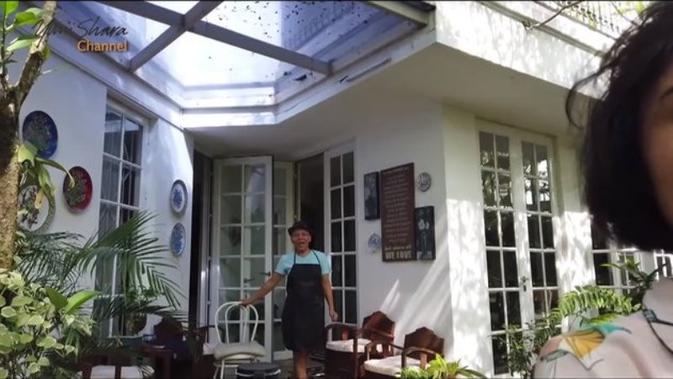 Ada Air Manncur dan Taman Penuh Tanaman di Rumah Yuni Shara. foto: Youtube 'Yuni Shara Channel'