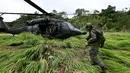 Polisi antinarkotika Kolombia singgah di tengah hutan, Desa Calamar, Guaviare, Kolombia, Selasa (2/8). Kolombia menggelar operasi besar-besaran yang difokuskan pada upaya pemberantasan produksi obat serta budidaya koka.(REUTERS/John Vizcaino)